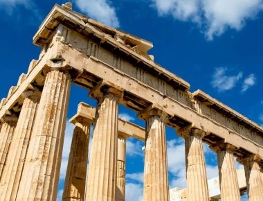Bloomberg: «Ζητούνται μπάτλερ για να προσελκύσουν στην Ελλάδα πιο πλούσιους τουρίστες»